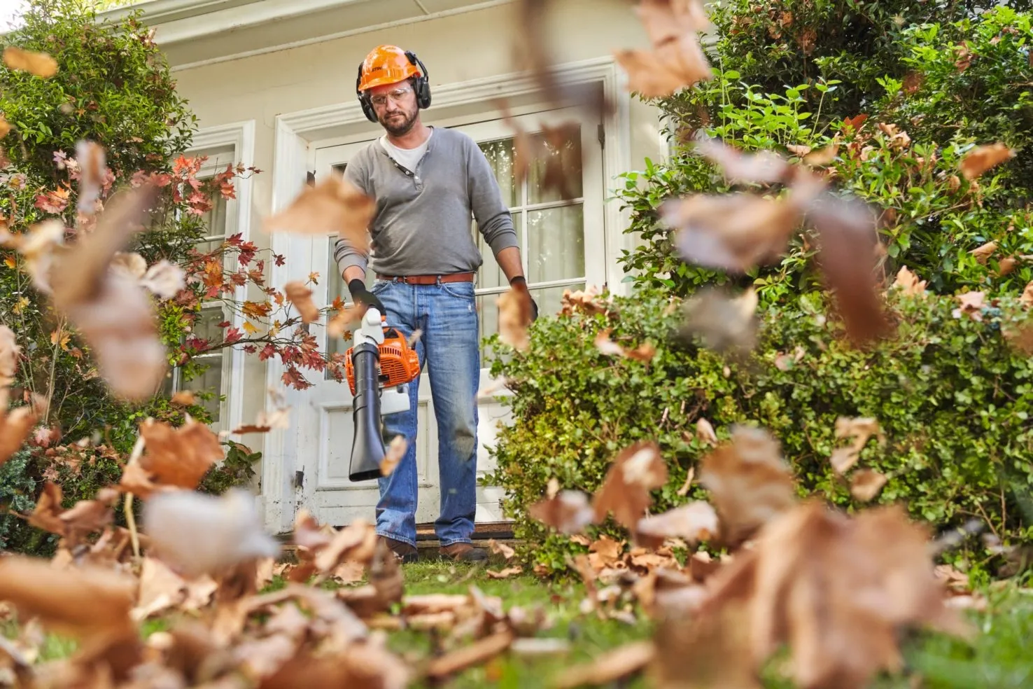 À l’aide d’un souffleur, les feuilles autour de la maison peuvent être enlevées en un rien de temps.
