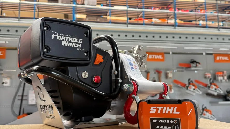PORTABLE WINCH APW6000 : Premier treuil à batterie compatible STIHL AP