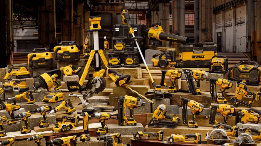 Du chantier au jardin : la puissance et l’écosystème DEWALT au service de vos espaces extérieurs