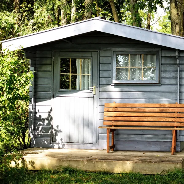 Terrasse, serre, abri de jardin : comment bien protéger ses aménagements extérieurs ?