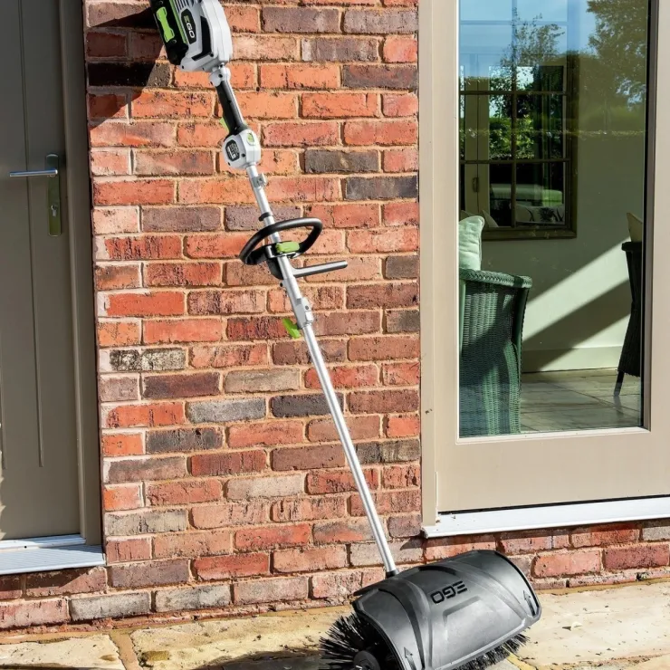 Outil balai brosse EGO BBA2100 - Démonstration — 3