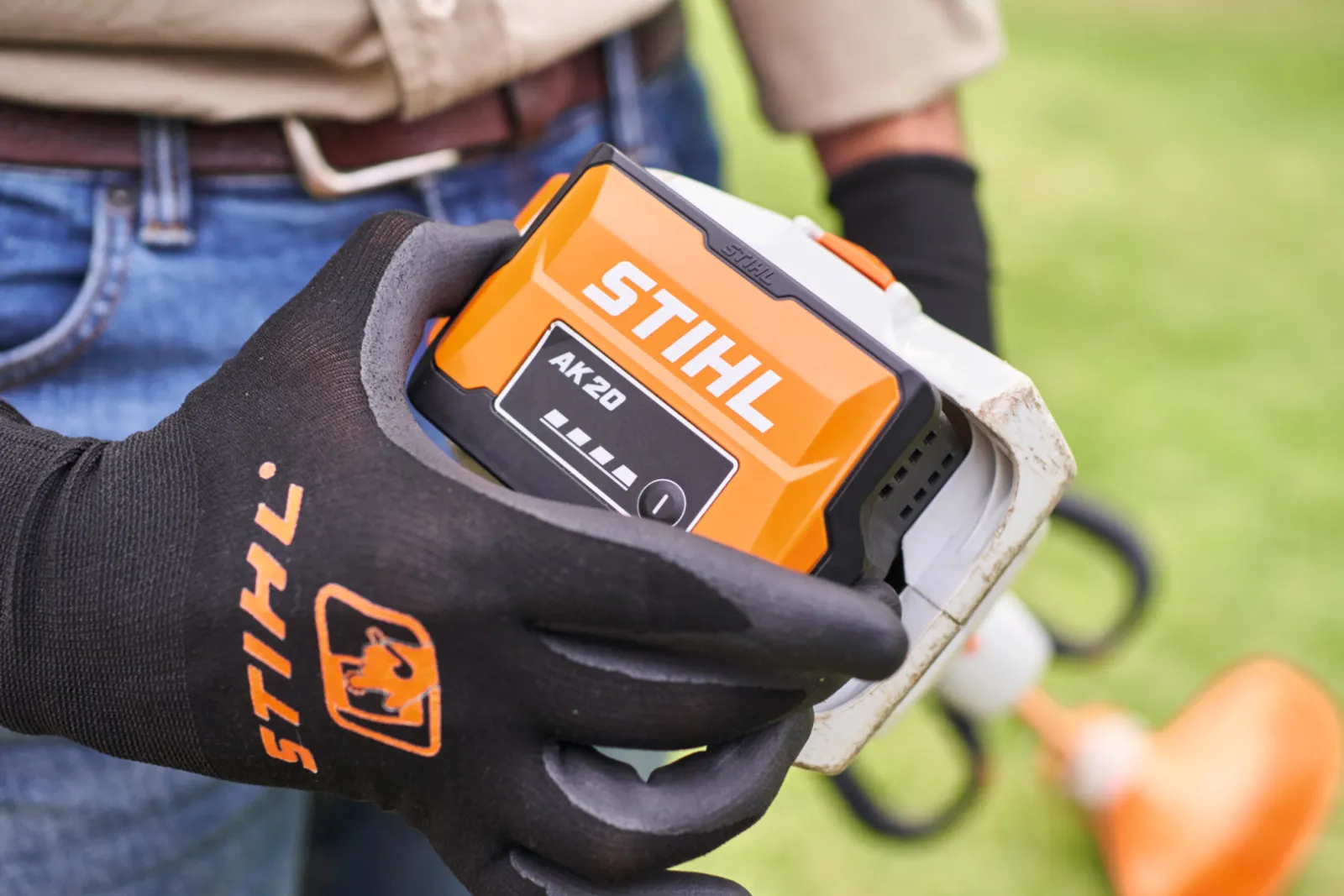 Mise en place d'une batterie AK 20 dans une débroussailleuse STIHL