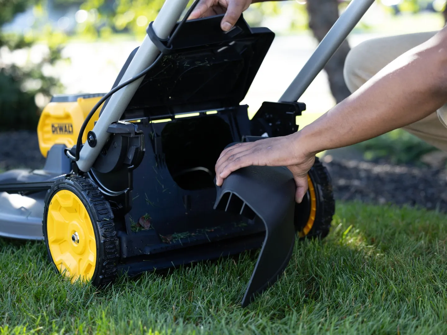 Montage d'un obturateur tondeuse DEWALT