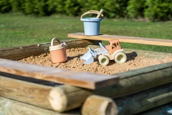 Un bac à sable avec des jouets
