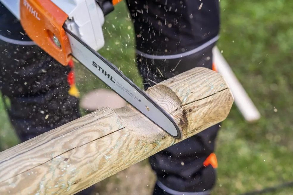 Sciage du bois avec une tronçonneuse STIHL