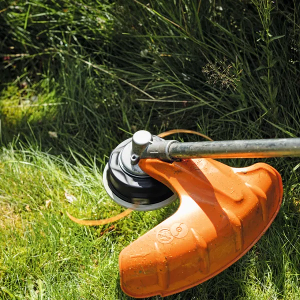 Gérer la longueur du fil de coupe sur une tête STIHL