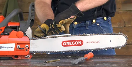 Affuter une chaîne de tronçonneuse OREGON en 4 étapes