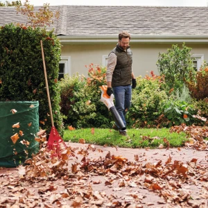 Les 4 Étapes Incontournables pour Entretenir son Jardin en Automne