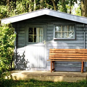 Terrasse, serre, abri de jardin : comment bien protéger ses aménagements extérieurs ?