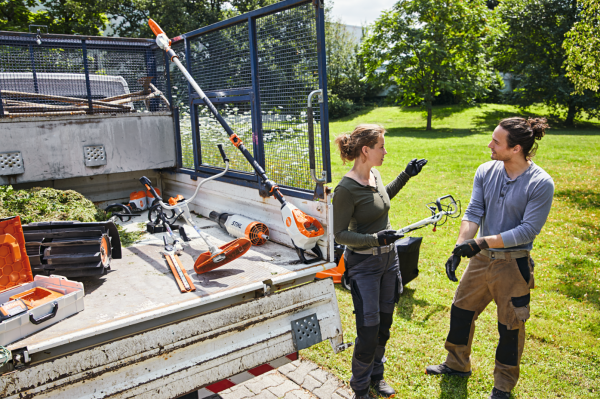 Des professionnels discutant avec leurs matériels STIHL