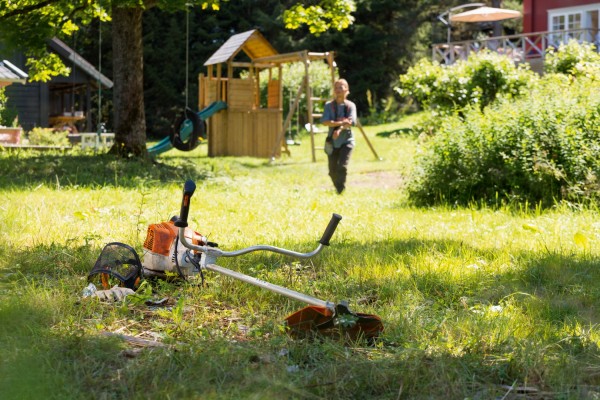 Une débroussailleuse STIHL dans un jardin