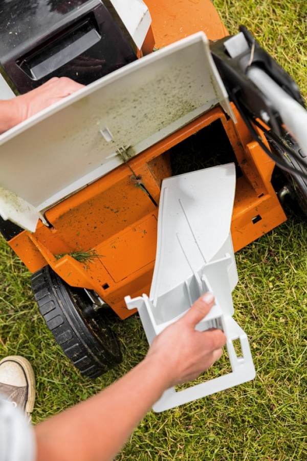 Insertion de l'obturateur mulching dans la tondeuse