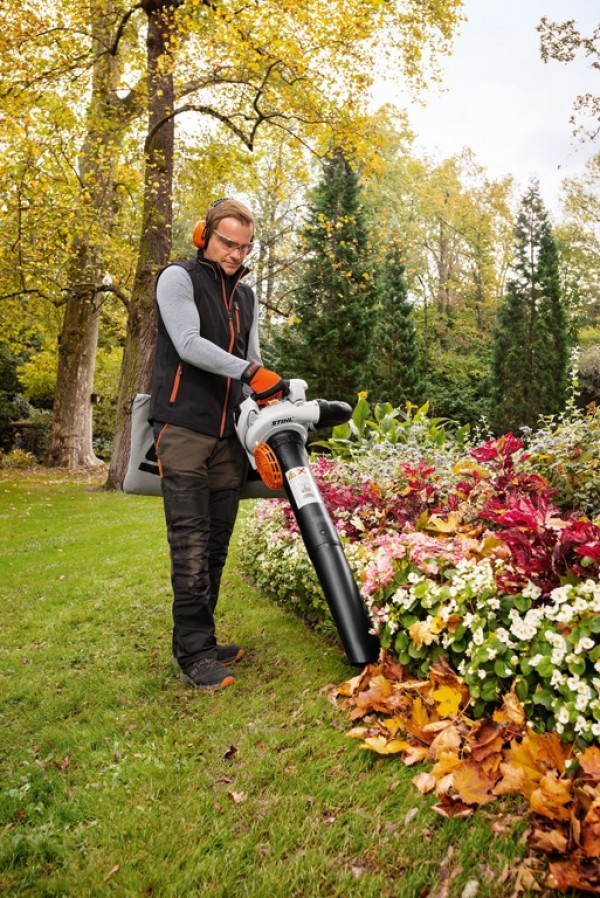 Ramassage et utilisation des feuilles mortes au jardin