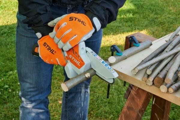 Tronçonnage avec la scie de jardin STIHL