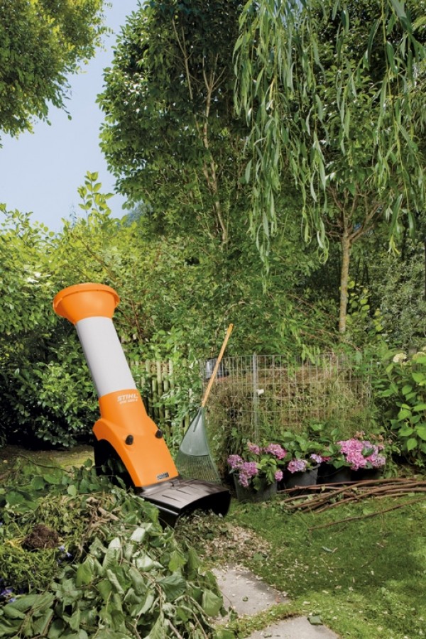Un broyeur STIHL dans un jardin