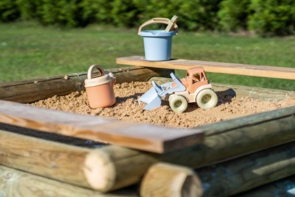 Un bac à sable avec des jouets