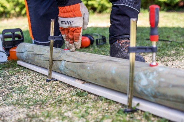 Serrage entre une planche et un rondin de bois