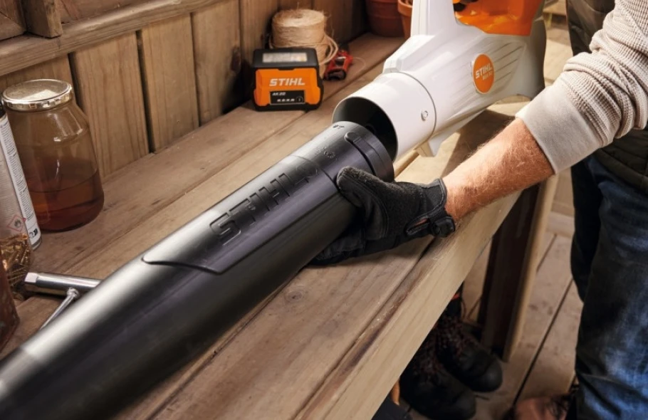 Souffleurs de feuilles : pourquoi investir et quel modèle choisir ?