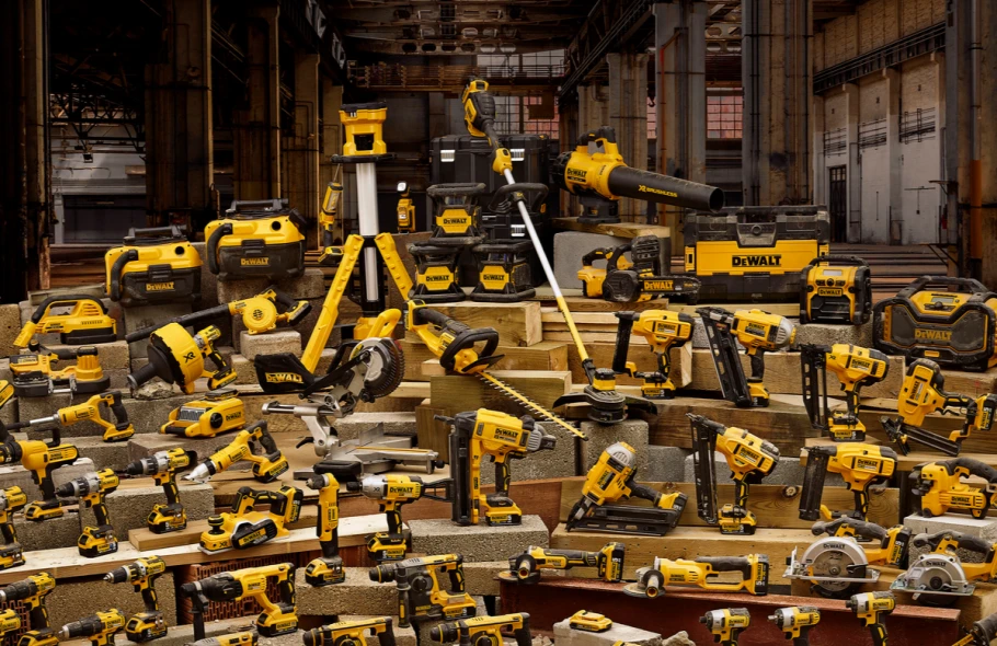 Du chantier au jardin : la puissance et l’écosystème DEWALT au service de vos espaces extérieurs