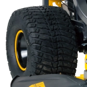 Larges pneus arrières avec sculpture asymétrique